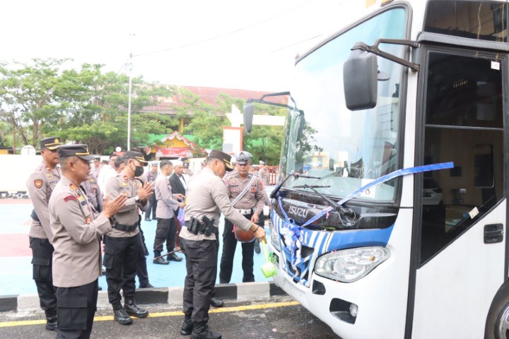 MOBIL KELILING -- Kapolres Sidrap AKBP Erwin Syah atas nama Kakorlantas Polri menyerahkan satu unit mobil SIM Keliling dan tiga Unit Kendaraan Dinas dari Ditlantas Polda Sulsel di Lapangan Apel Presisi, Mapolres Sidrap,  Senin (18/12).