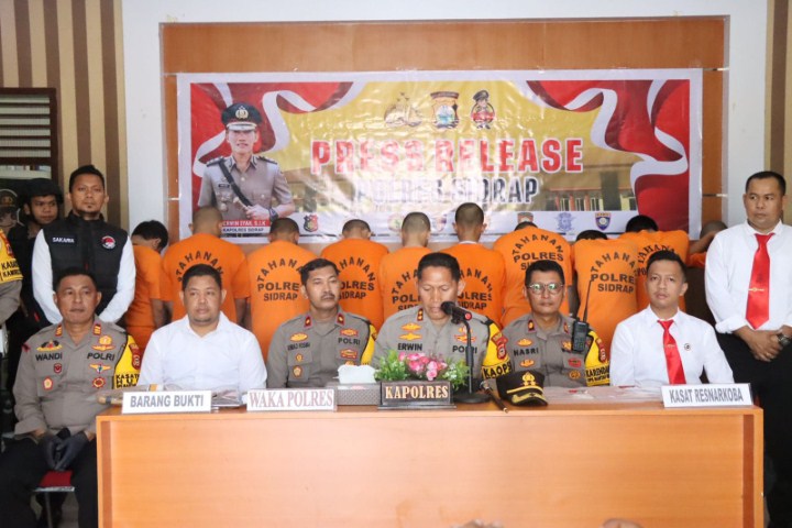 RILIS KASUS -- Kapolres Sidrap, AKBP Erwin Syah merilis lima kasus dengan sembilan tersangka di Mapolres Sidrap, Senin (18/12). Lima kasus pengungkapan mulai dari kasus penganiayaan berat, penipuan melalui ITE, pencurian, curat, dan curanmor. Pengungkapan kasus tersebut periode Oktober hingga Desember jelang Natal dan Tahun Baru 2024.