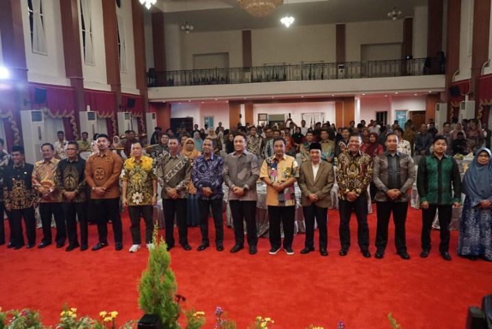 PENGHARGAAN -- Pj Gubernur Sulsel, Bahtiar Baharuddin dan Bupati Sidrap, H. Dollah Mando foto bersama usai menerima penghargaan KIP dari KI Provinsi Sulsel di tahun 2023. Penghargaan diserahkan di Aula Tudang Sipulung Rujab Gubernur Sulsel, Rabu (20/12) malam.