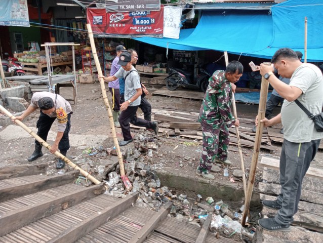 KARYA BAKTI -- Kodim 1423/Soppeng kembali melakukan kegiatan Karya Bakti serentak pembersihan Pasar bersama elemen masyarakat dipimpin Dandim 1423/Soppeng Letkol Inf Sigit Suhendro di Pasar Cabbenge Kecamatan Lilirilau Kabupaten Soppeng, Kamis (7/12)
