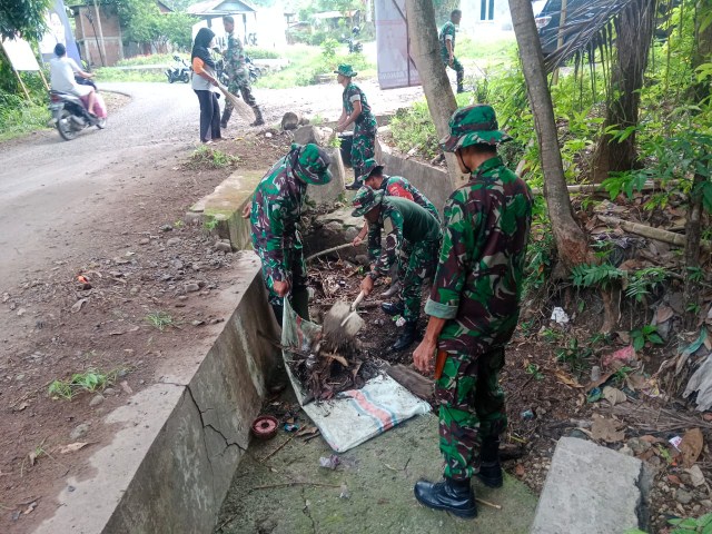 KARYA BAKTI -- Personel Koramil 01/Lalabata Soppeng melaksanakan kegiatan Karya Bakti pembersihan bersama selokan bersama masyarakat di Jalan H Andi Made Ali Kelurahan Lapajung Kecamatan Lalabata Kabupaten Soppeng, Rabu (20/12).