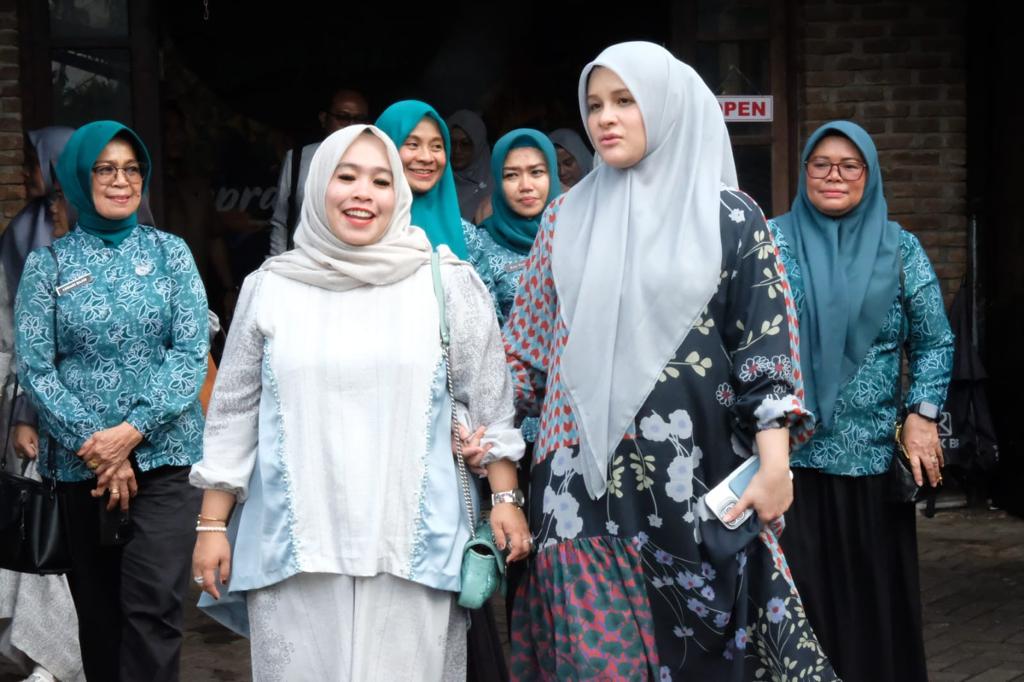 IST STUDI TIRU -- Ketua TP PKK Sijunjung, Nedia Fitri Guspardi bersama Ketua TP PKK Gowa, Priska Paramita Adnan sesaat tiba di Gowa untuk melakukan studi tiru. 