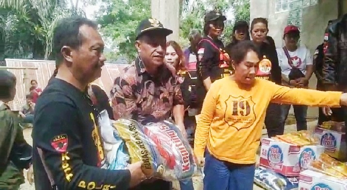BANSOS -- Aksi sosial sejumlah Ormas yakni Sinar Kasih, PAPPRI, MPC PP, dan KBPP Polri saat menyerahkan hantuan kepada warga korban bencana tanah longsor di Pa'buaran, Makale Selatan, Minggu (10/12). 