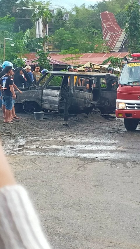 TERBAKAR -- Sebuah Minibus diduga pengoplos BBM terbakar di Kasimpo. Sopir mini bus sekujur tubuhnya dilalap api dan kini sedang dilakukan perawatan diRFS Fatima Makale. 