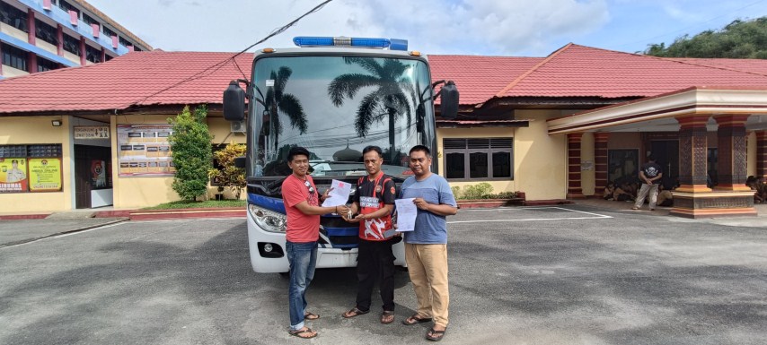 BANTUAN -- Sat Lantas Polres Tana Toraja menerima satu unit mobil layanan SIM dari Korlantas Polri. Bantuan diterima Kasat Lantas Iptu Awaluddin mewakili Kapolres, Sabtu (16/12).