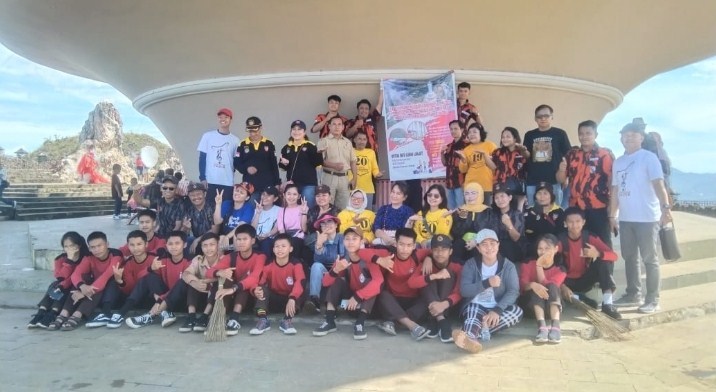 BERSIH-BERSIH -- Gabungan Ormas di Tator melakukan aksi bersih-bersih membersihkan objek wisata Burake dan Buntu Sarira menyambut Natal dan Tahun Baru 2024.