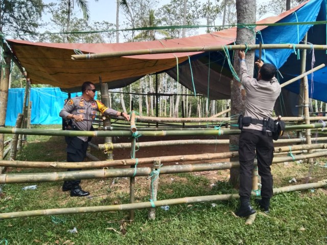 BONGKAR -- Personel Polsek Saluputti melakukan pembongkaran arena sabung ayam di Rembon setelah pihaknya menerima laporan dari masyarakat. 