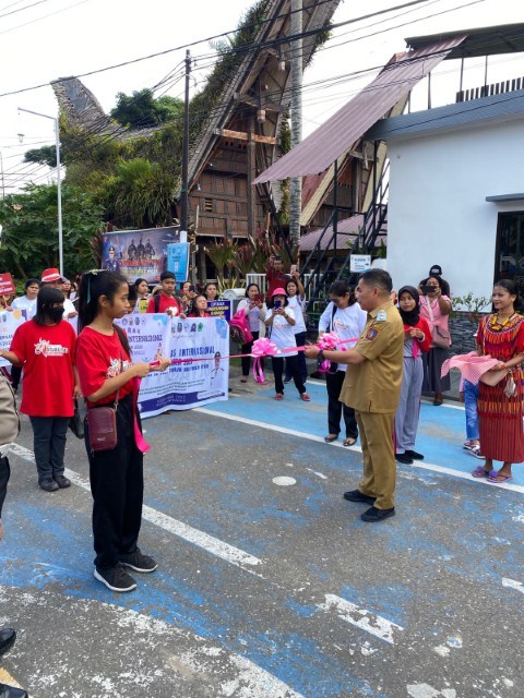 LEPAS PESERTA -- Wabub Tator Zadrak Tombeg saat lepas peserta devile memperingati HDI tahun 2023 di Plaza Kolam Makale, Selasa (12/12).
