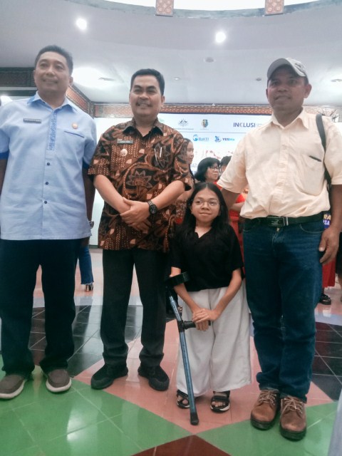 DISABILITAS --  Wabub Zadrak Tombeg dan Ketua Bapemperda Kristian Lambe foto bersama penyandang disabilitas Cici Amelia Kadang di Gedung DPRD Tator, Kamis (7/12).
