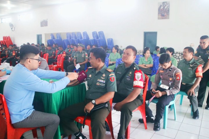 DONOR DARAH -- Kodim 1414 Toraja menggelar Baksos donor darah dalam rangka memperingati Hari Juang TNI di Aula Pongtiku Makodim Rantepao, Selasa (12/12)