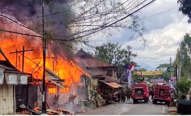 TIGA RUMAH TERBAKAR -- Tiga unit rumah milik warga setempat ludes terbakar tepat di momen perayaan Natal di depan Terminal Makale, Senin (25/12).   