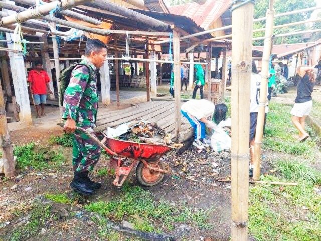 BERSIH PASAR -- Koramil 09 dan Polsek Saluputti dan warga membersihkan lokasi Pasar Rantetayo melakukan kerja bakti membersihkan pasar, Kamis (28/12). 