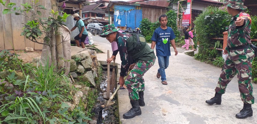 KERJA BAKTI -- Koramil bersama personel Polsek Rindingallo kerja bakti membersihkan selokan dan sampah di lingkungan Tondok Tanga, Pangala Toraja Utara