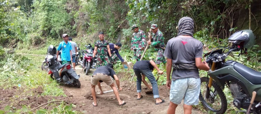 KERJA BAKTI -- Prajuri TNI Koramil 02 Rantepao kerja bakti membersihkan jalan poros Sereale, Kecamatan Tikala, Kamis (21/12).