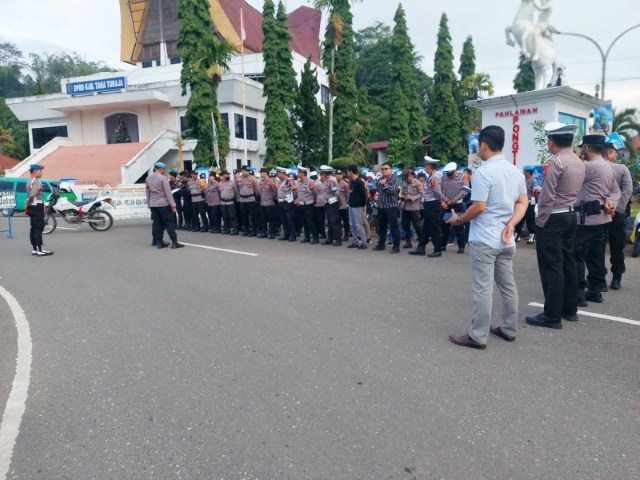 AMANKAN -- Polres Tana Toraja mengerahkan 115 personelnya untuk melakukan pengamanan puncak Lovely Desember 2023 di Plaza Kolam Makale agar berjalan aman dan lancar, Kamis (28/12).