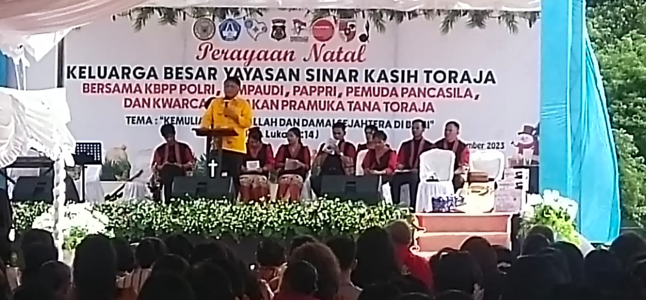NATAL -- Yayasan Sinar Kasih menggandeng sejumlah Ormas menggelar Natal di Pelataran RS Sinar Kasih Makale, Senin (18/12). Bupati Tana Toraja Theofilus Allorerung hadir dan menyampaikan pesan natal.