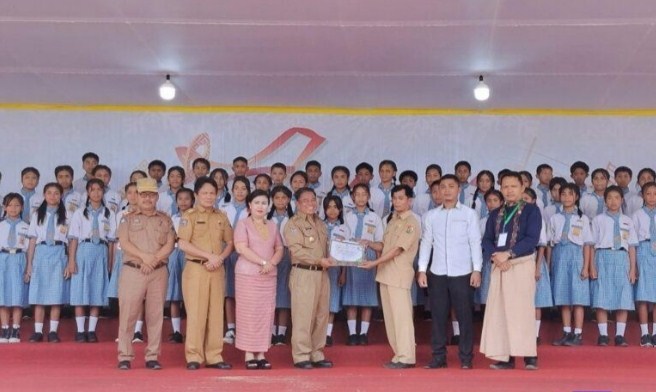 BUKA FESTIVAL -- Bupati Toraja Utara Yohanis Bassang foto bersama usai membuka Festival Paduan Suara Natal tahun 2023 di Lapangan Bakti Rantepao, Senin (11/12).
