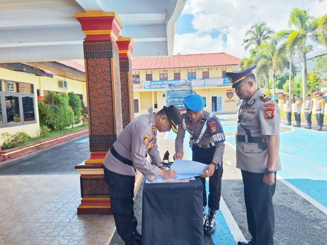 SERTIJAB -- Kapolres Tana Toraja, AKBP Malpa Malacoppo memimpin serahterima jabatan Kapolsek Saluputti dari Iptu Agustinus Teke kepada Iptu Agustinus Lallo di Mapolres Tator, Kamis (7/12). 