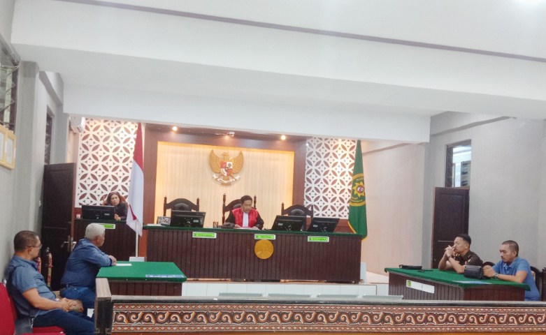 DITOLAK -- Sidang putusan praperadilan tersangka kasus tindak pidana korupsi jalan poros Bangkelekila-To'yasa ditolak majelis hakim PN Makale Helka Rerung, SH. 