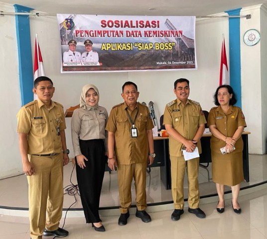 SOSIALISASI --  Wabup Tana Toraja Zadrak Tombeg saat membuka sosialisasi penginputan data kemiskinan aplikasi SIAP BOS di Aula Dinas Perhubungan Tana Toraja, Senin (4/12).