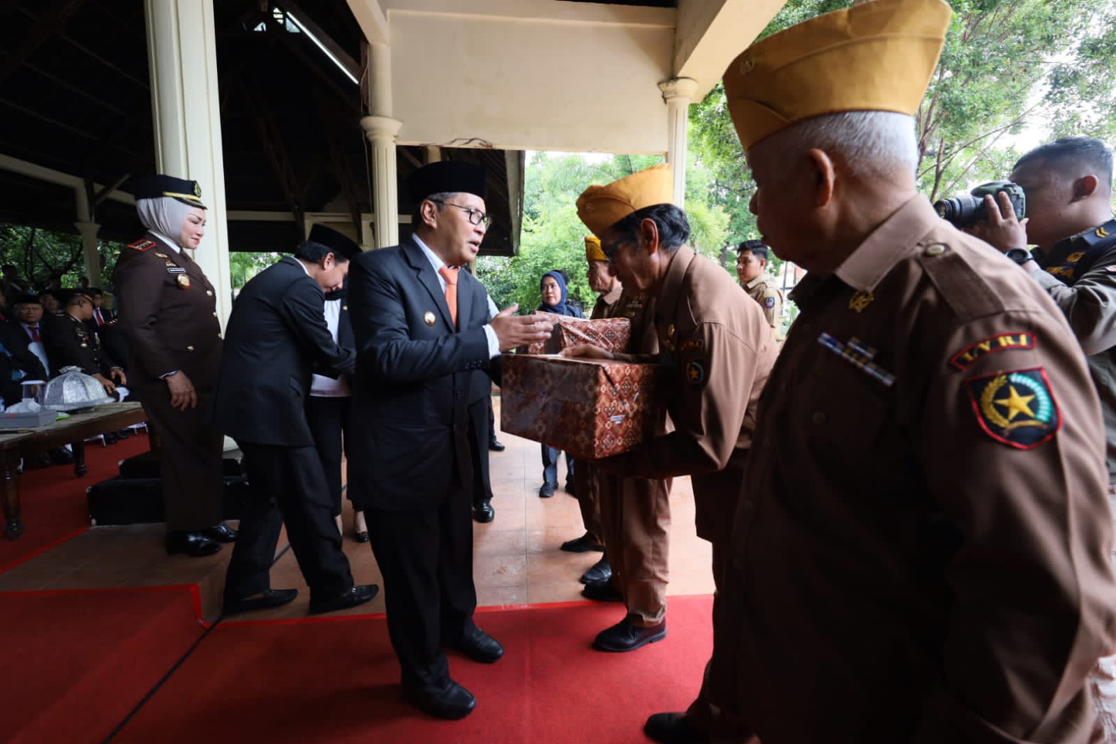 ist SEMBAKO---Wali Kota Makassar Moh Ramdhan Danny Pomanto secara simbolis menyerahkan bantuan sembako ke para Legiun Veteran di peringatan hari korban 40.000 jiwa,kemarin.