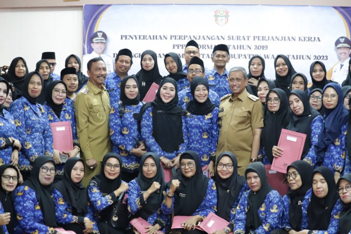 SK -- Bupati Wajo, Amran Mahmud bersama Wakil Bupati, Amran foto bersama usai menyerahkan surat keputusan (SK) perpanjangan Surat Perjanjian Kerja kepada 90 orang PPPK di Aula BKPSDM Wajo, Senin (11/12). 
