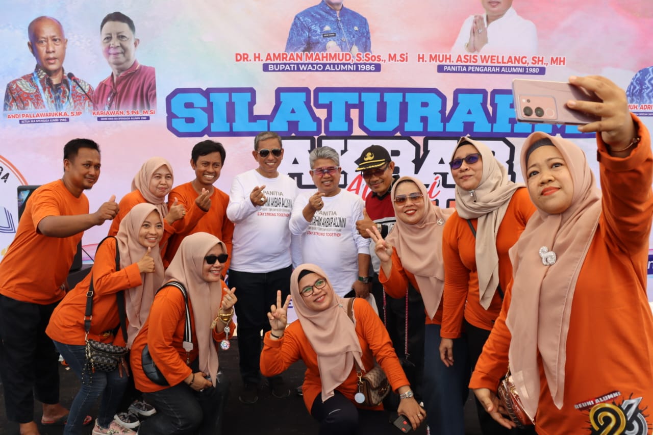 REUNI -- Bupati Wajo, Amran Mahmud foto bersama usai Ketua TP PKK, Sitti Maryam usai menghadiri silaturahmi akbar alumni SMPN 1 Tempe (kini SMPN 2 Sengkang) di RTH Callaccu, Sengkang, Minggu (17/12). 