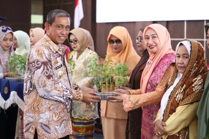 HUT DWP -- Bupati Wajo, Amran Mahmud foto bersama usai menghadiri peringatan HUT ke 24 DWP yang dirangkai peringatan Hari Ibu ke 95 di Ruang Pola Kantor Bupati Wajo baru-baru ini. 