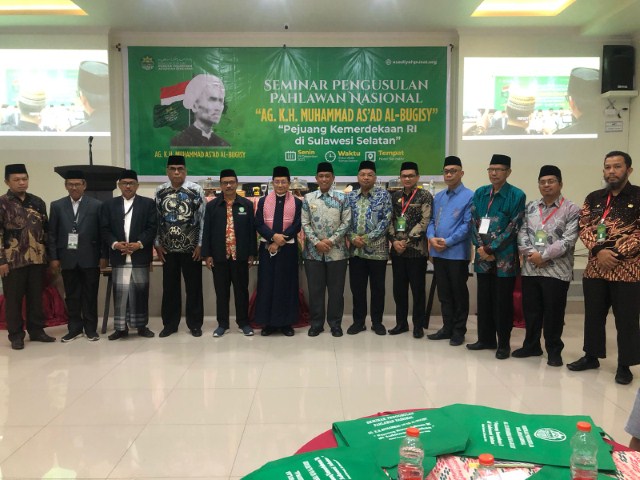SEMINAR NASIONAL -- Bupati Wajo, Amran Mahmud foto bersama usai membuka seminar pengusulan pahlawan nasional AG KH Muhammad As'ad Al-Bugisy sebagai Pahlawan Nasional RI di Sulsel di Hotel Sermani, Sengkang Senin (25/12). 