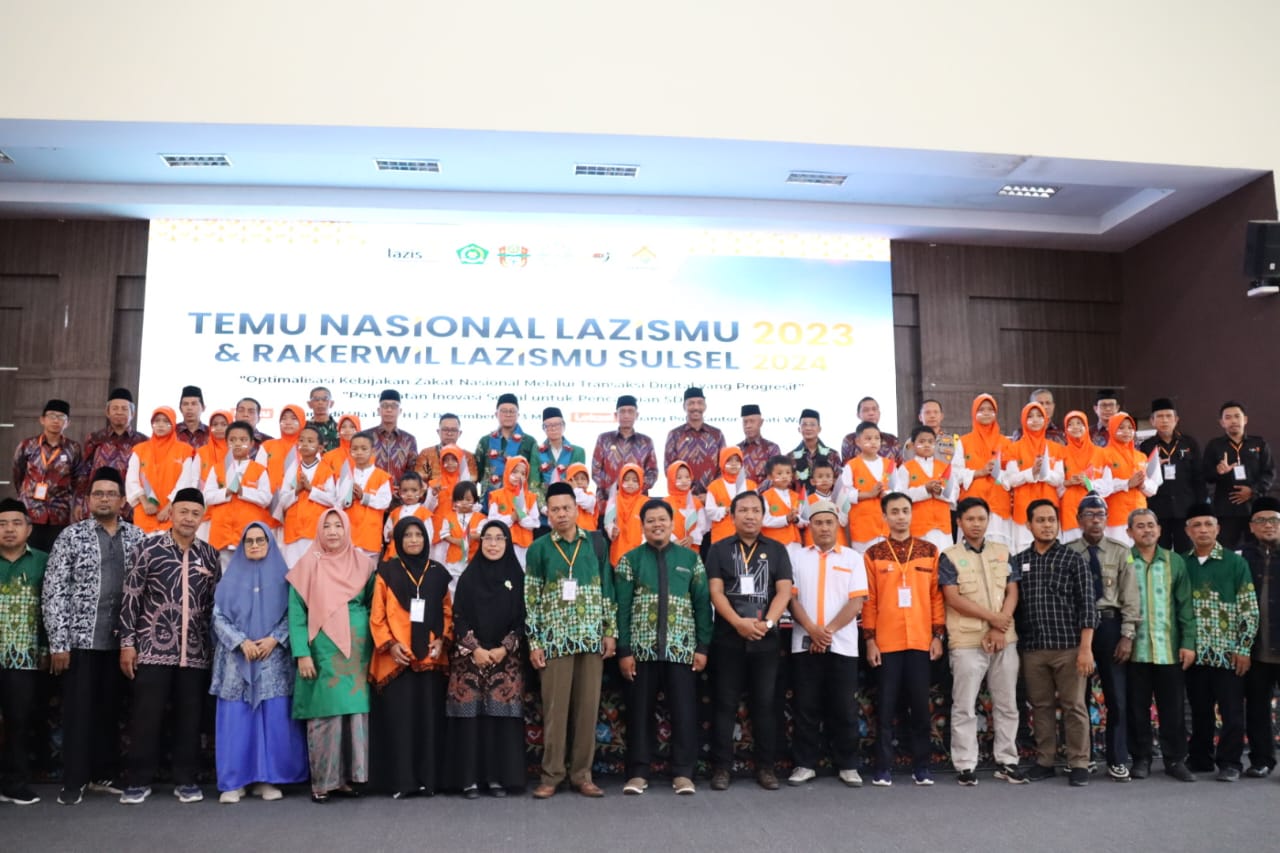 TEMU NASIONAL -- Bupati Wajo, Amran Mahmud foto bersama usai temu nasional Lembaga Zakat Infaq dan Shadaqah Muhammadiyah (Lazismu) Kabupaten Wajo  di Ruang Pola Kantor Bupati Wajo, Sabtu (2/2).