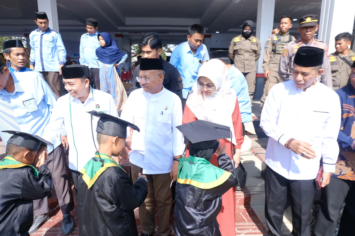 WISUDA -- Bupati Jeneponto, Iksan Iskandar (tengah) saat menghadiri wisuda ratusan santri TKA-TPA LPPTKA BKPRMI. 