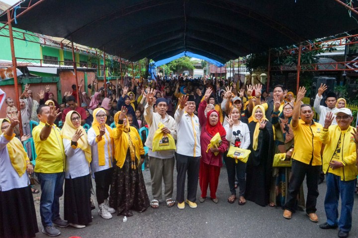 IST KAMPANYE--Ketua Golkar Sulsel selaku Caleg DPR RI Taufan Pawe melakukan kampanye di Kabupaten Pangkep