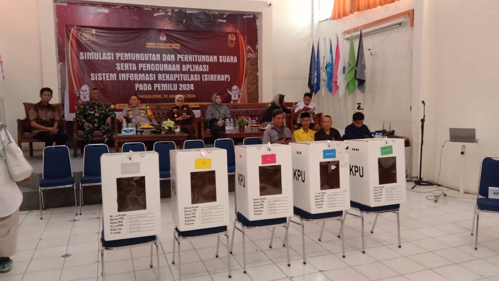 PENGHITUNGAN -- Kapolres Sidrap AKBP Erwin Syah didampingi para PJU menghadiri simulasi pemungutan dan penghitungan suara di Halaman Gedung KPU Sidrap, Rabu (31/1). 