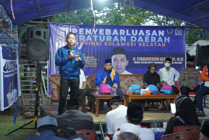 IST PERTEMUAN--Sekretaris DPW Nasdem Sulsel Syaharuddin Alrif dalam sebuah pertemuan bersama Caleg kabupaten di Dapil 9