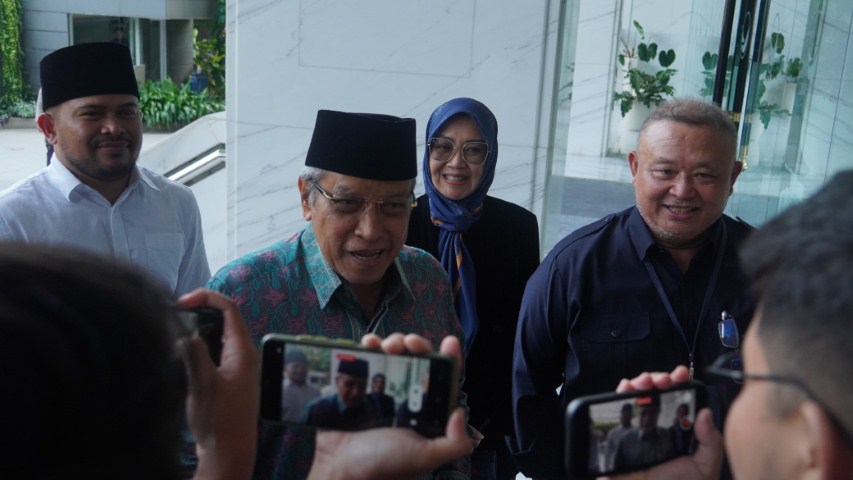 IST MENYAMBUT--Wakil Ketua Umum DPP Partai Nasdem Ahmad Ali bersama Sekjen Hermawi Taslim, Ketua Fraksi Nasdem DPR RI Ribert Rouw serta Anggota DPR RI Charles Meikiansyah menyambut kedatangan mantan Ketua Umum PBNU Prof Dr KH Said Aqil Siradj