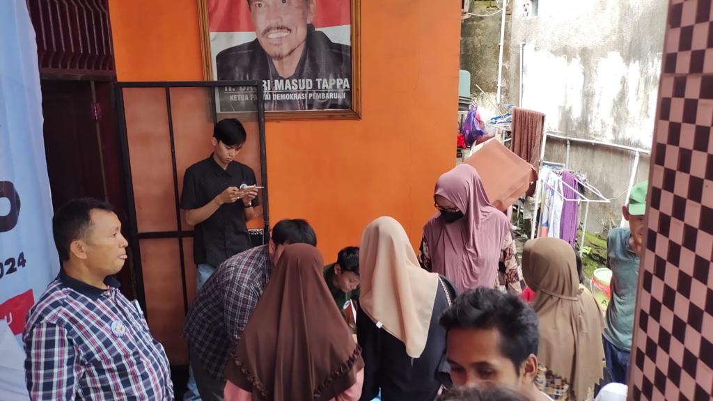 IST MAKAN GRATIS--Tim Kampanye Nasional (TKN) Fanta untuk pasangan Capres dan Cawapres Prabowo-Gibran dan Relawan Pengusaha Pejuang Sulsel menyelenggarakan program makan siang gratis di Kecamatan Panakkukang, Makassar, Rabu (10/1)