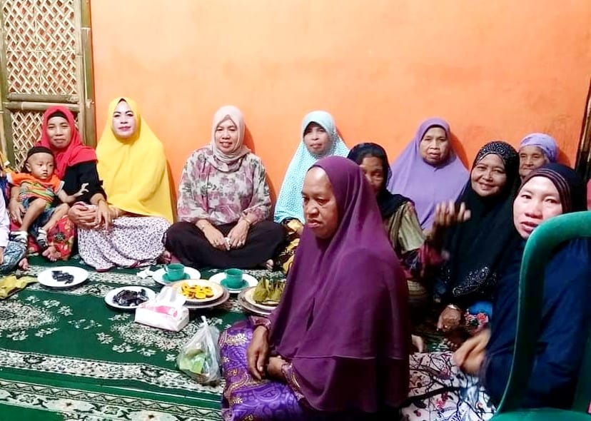 IST BERSAMA--Caleg DPRD Gowa dari Partai Nasdem  Hj Nurhayati Dg Bau bersama belasan ibu rumah tangga   