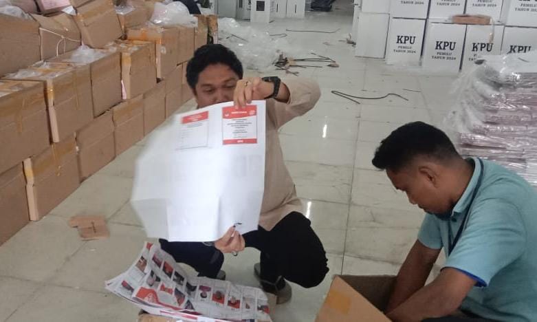 BKM/IST SURAT SUARA RUSAK--Ketua KPU Gowa selaku Kordiv Logistik Fitra Syahdanul memperlihatkan surat suara Pilpres dan DPD yang rusak hasil penyortiran di gudang logistik KPU Gowa. 