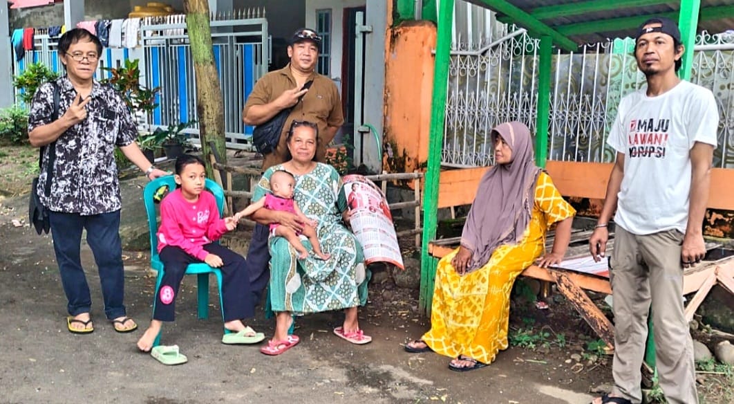IST BLUSUKAN--Caleg PSI Kota Makassar James L.A. Wehantouw kembali melakukan kegiatan blusukan dan aksi sosial bagi-bagi souvenir berupa kalender 2024 serta baju kaos PSI, Rabu (10/1) siang hingga malam hari.