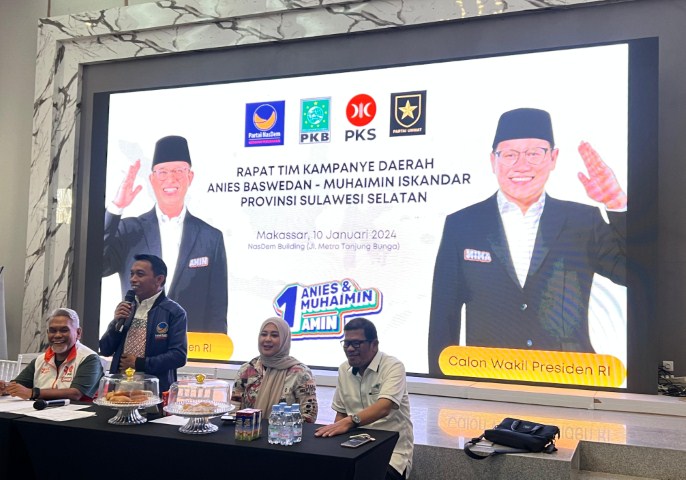 IST MEMIMPIN--Wakil bendahara Timnas Fatmawati Rusdi bersama Ketua TKD Amin Sulsel Syaharuddin Alrif memimpin konsolidasi perdana untuk semua tim dan relawan di Balroom Aqifa Building, Jl. Metro Tanjung Bunga, Rabu (10/1) malam.