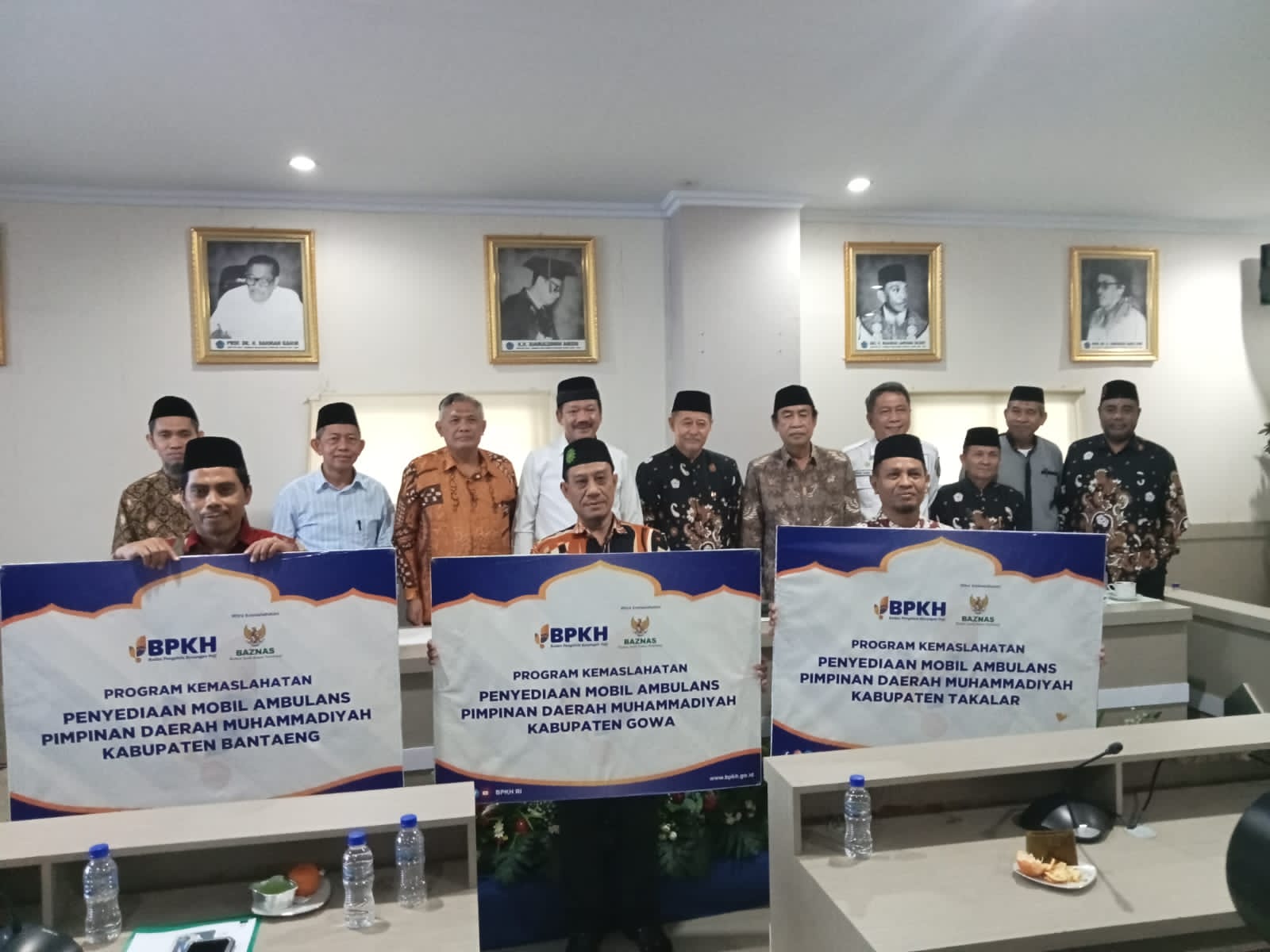  IST BERKUNJUNG--Ketua Komisi VIII DPR RI Ashabul Kahfi berkunjung ke Unismuh Makassar untuk menyerahkan bantuan ambulance  