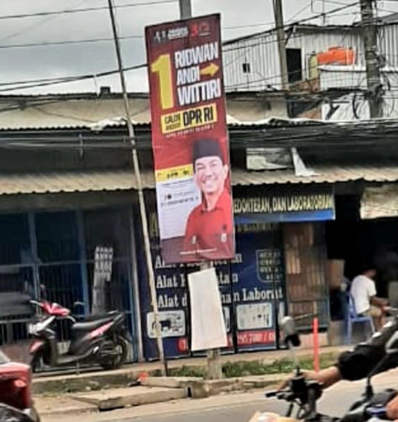 IST MENUTUPI--Alat peraga kampanye milik Caleg DPR RI Andi Ridwan Wittiri menutupi banner milik Caleg lain 