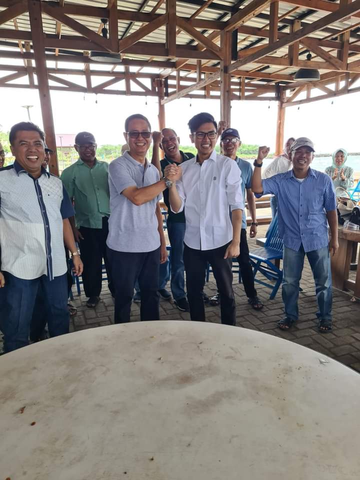 IST REUNI--Mantan Bupati dan Wakil Bupati Maros Hatta Rahman dan Andi Harmil Mattotorang bertemu dalam acara reuni di Pantai Bosowa, Kamis (9/1) 