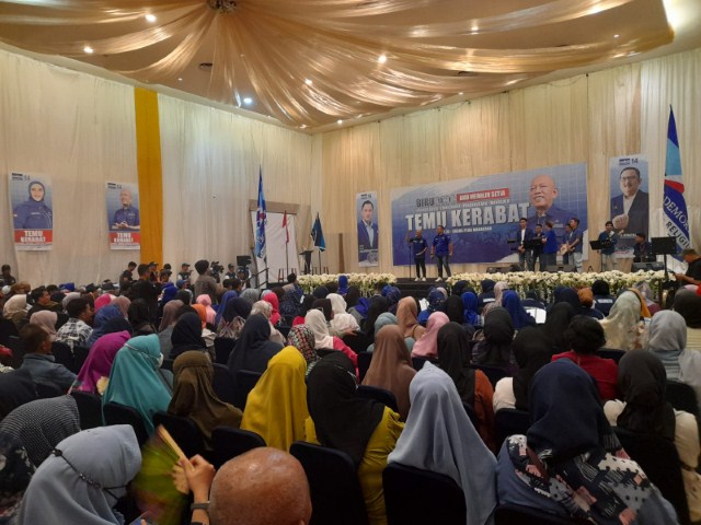 IST MOTIVASI--Caleg Demokrat Sulsel Haidar Madjid memberikan motivasi kepada para tim, relawan serta warga ketika berkampanye di Lantai II Graha Pena Jalan Urip Sumiharjo Makassar, Minggu (14/1). 
