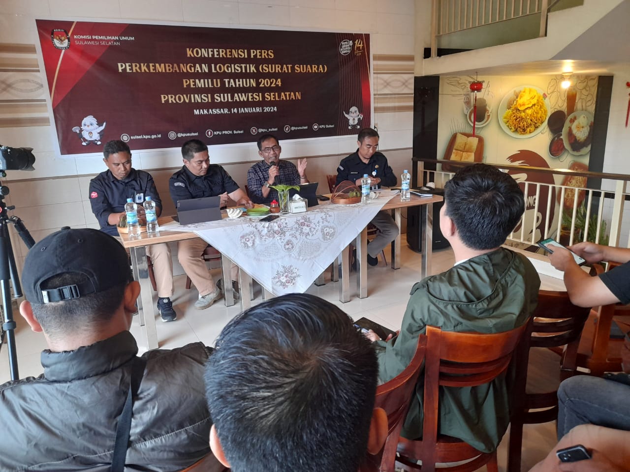 BKM/SITUJU KETERANGAN--Anggota KPU Sulsel Marzuki Kadir memberikan keterangan terkait progres perkembangan logistik Pemilu, Minggu (14/1)
