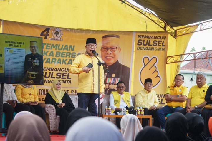 IST DIDAMPINGI--Caleg DPR RI Taufan Pawe didampingi Pangerang Rahim berkampanye yang dihadiri ribuan warga Parepare
