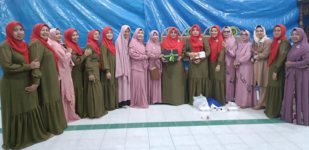 IST MAJELIS TAKLIM--Caleg PPP Makassar Gerhanita Syam bersama pengurus majelis taklim dalam sebuah kegiatan  