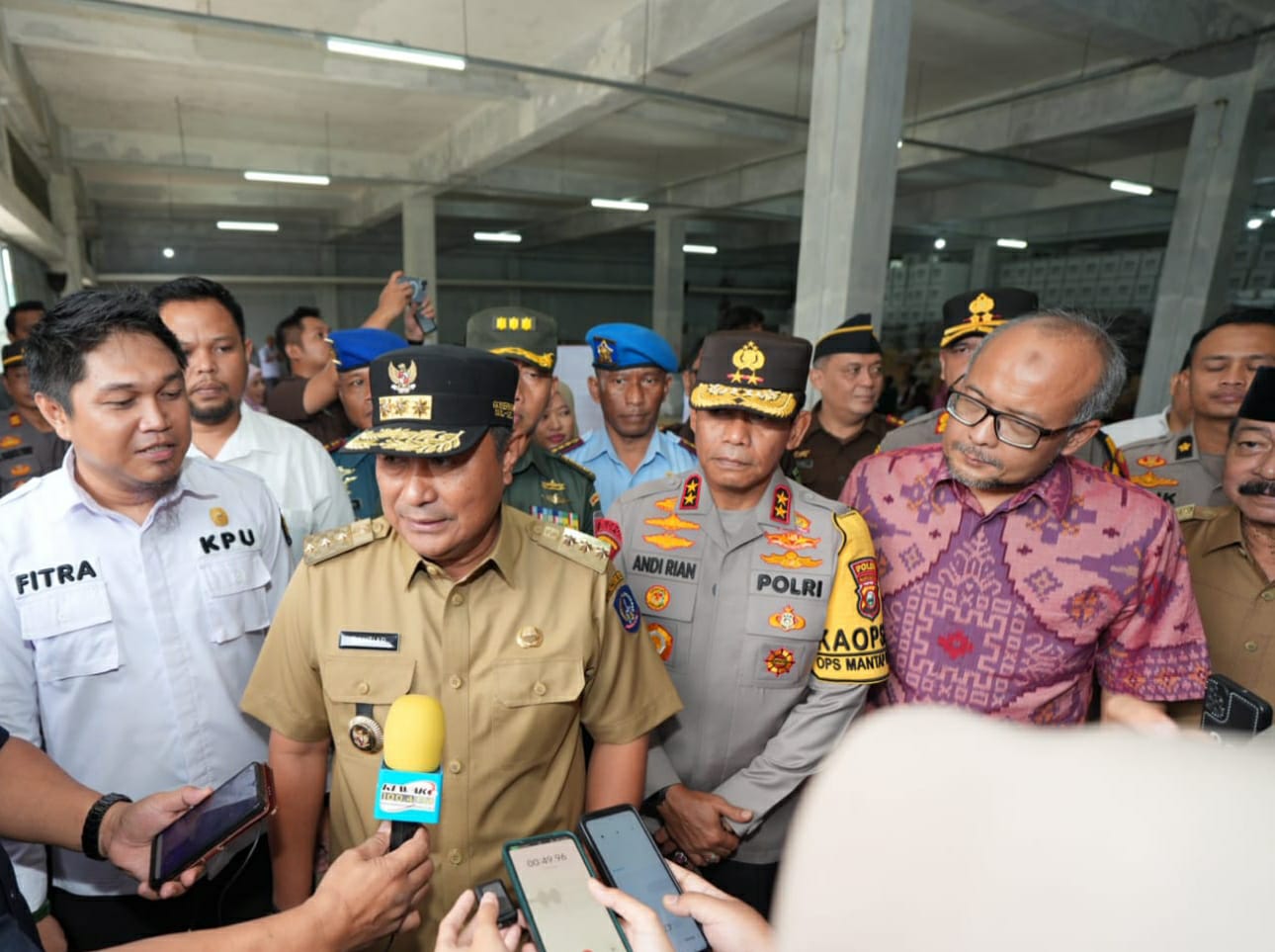IST BERI KETERANGAN--Pj Gubernur Sulsel, Bahtiar Baharuddin memberikan keterangan disela-sela kunjungannya di gudang logistik KPU Gowa, Senin (15/1)