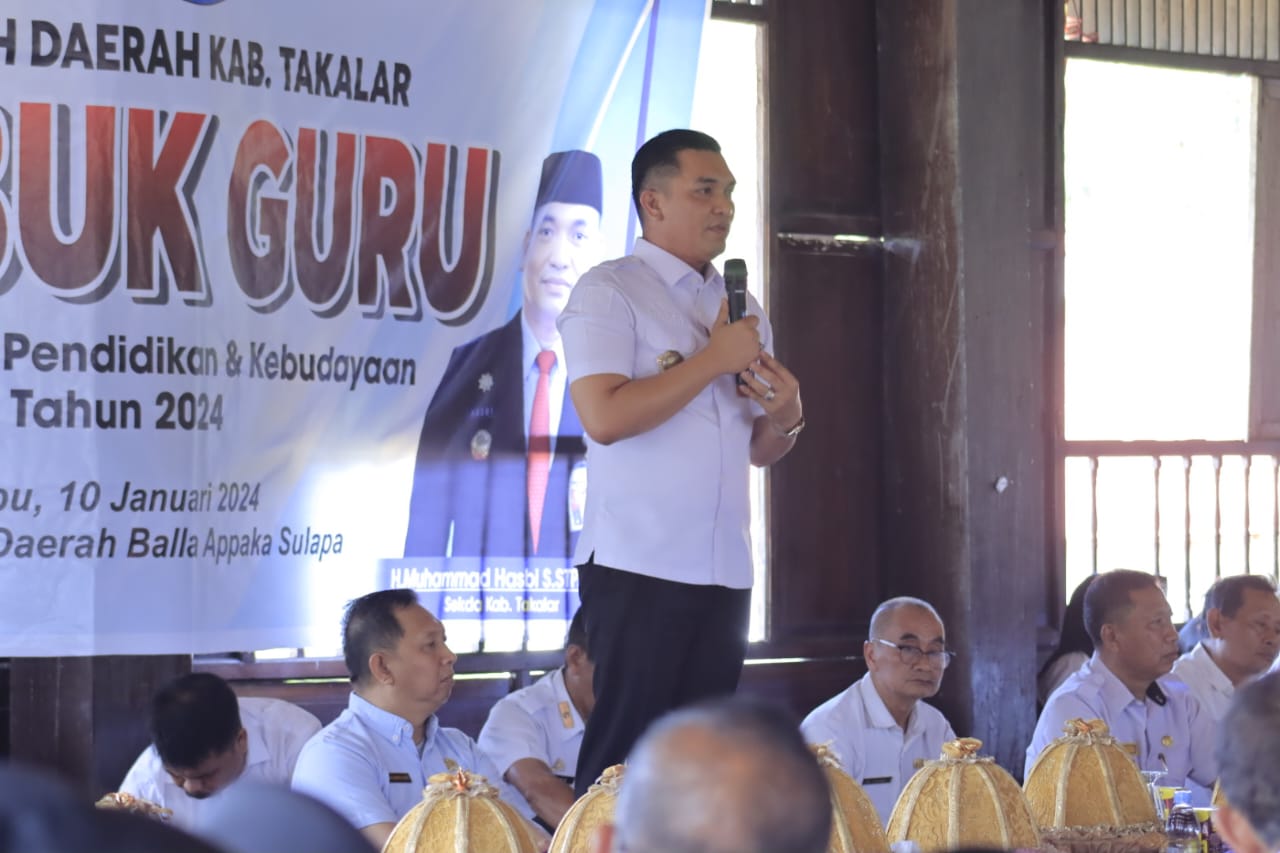 IST REMBUK GURU--Sekkab Takalar H Muh Hasbi pada Rembuk Guru yang dilaksanakan di Museum Daerah Balla Appaka Sulapa', Takalar, Rabu (10/1). Ada pernyataan Hasbi dalam pertemuan ini yang diduga mengkampanyekan salah satu pasangan capres-cawapres.