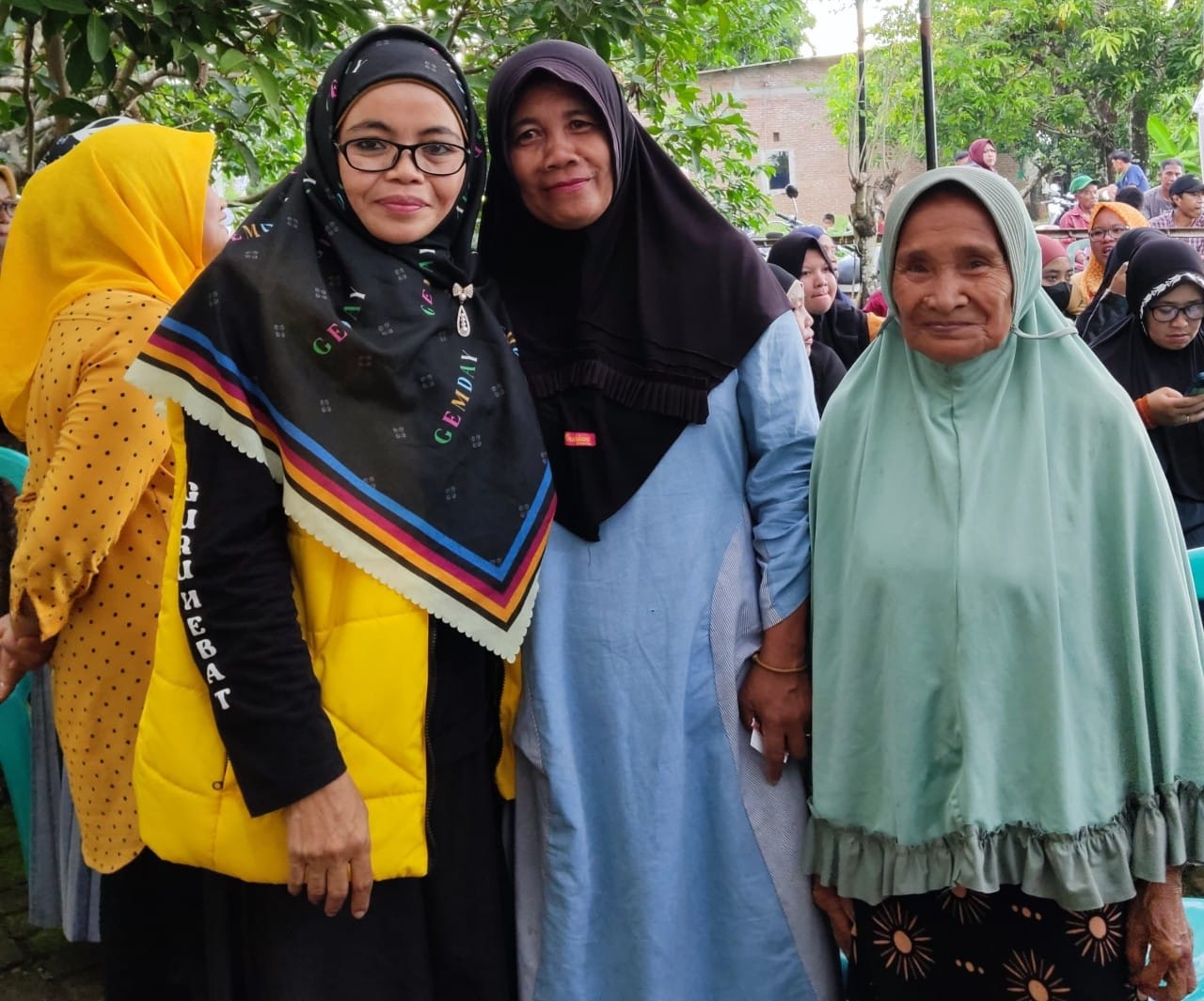 IST BERSAMA--Caleg Golkar untuk DPRD Gowa Murniati Daeng Matarring bersama ibu-ibu dalam sebuah pertemua. 